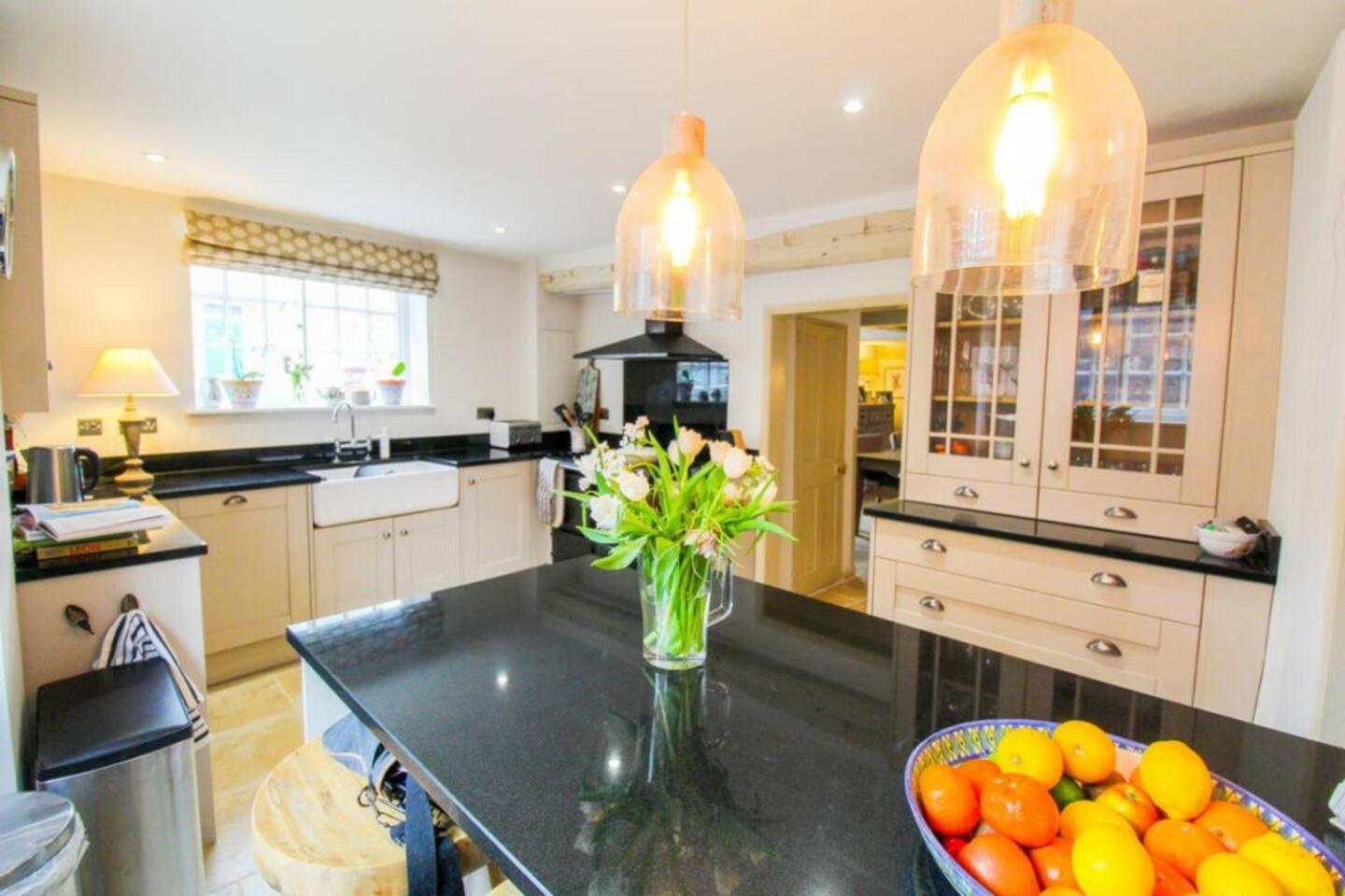Elegant Oak Beamed House In Pretty Village - Cambridge Homehost Buckden  Exterior photo